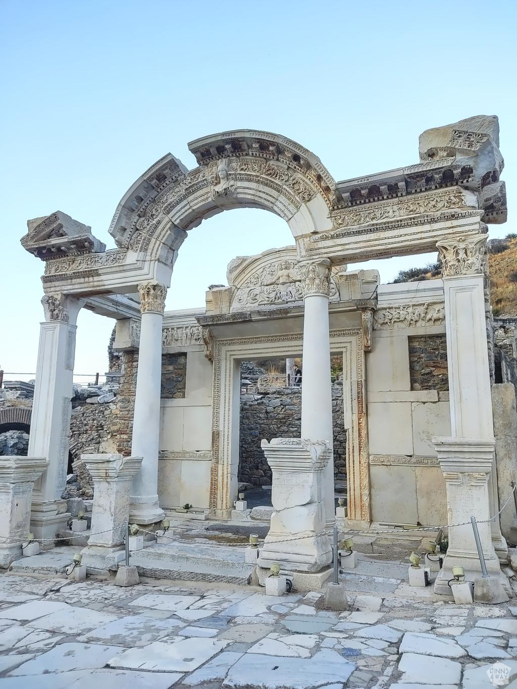 InTravel - Road trip Turkissa osa 5: Efesos, Izmir ja paluu Eurooppaan Temple of Hadrian, Efesos | Road trip Turkissa | InTravel