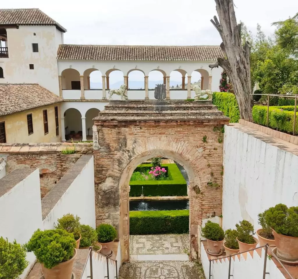 InTravel - Granadan upea Alhambra ja viikko Marbellassa kissavahteina Alhambran palatsit ja puutarhat Granadassa | InTravel