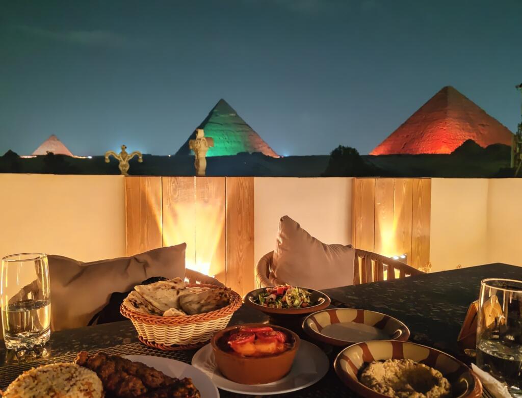 Valoshow Gizan pyramideilla | Giza ja Kairo, Egypti | InTravel