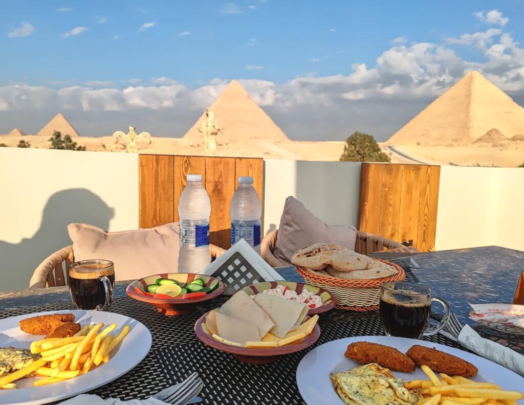 Aamupala pyramidinäköalalla | Giza ja Kairo, Egypti | InTravel