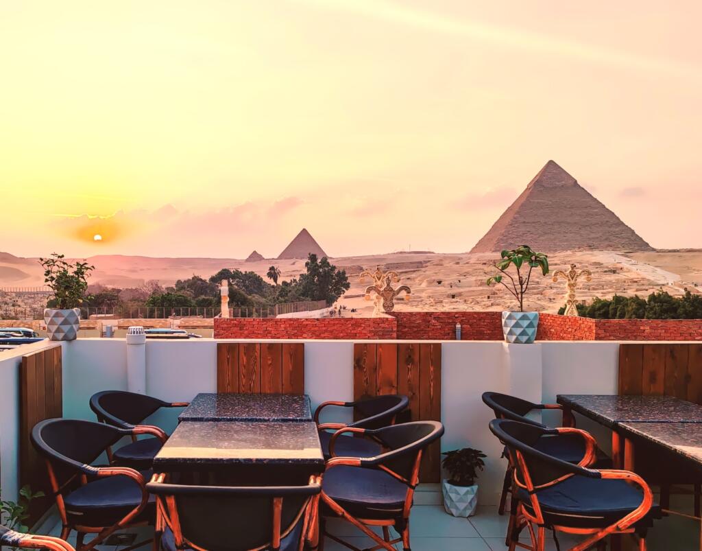 Kattoterassi maisema Gizan pyramideille | Giza ja Kairo, Egypti | InTravel