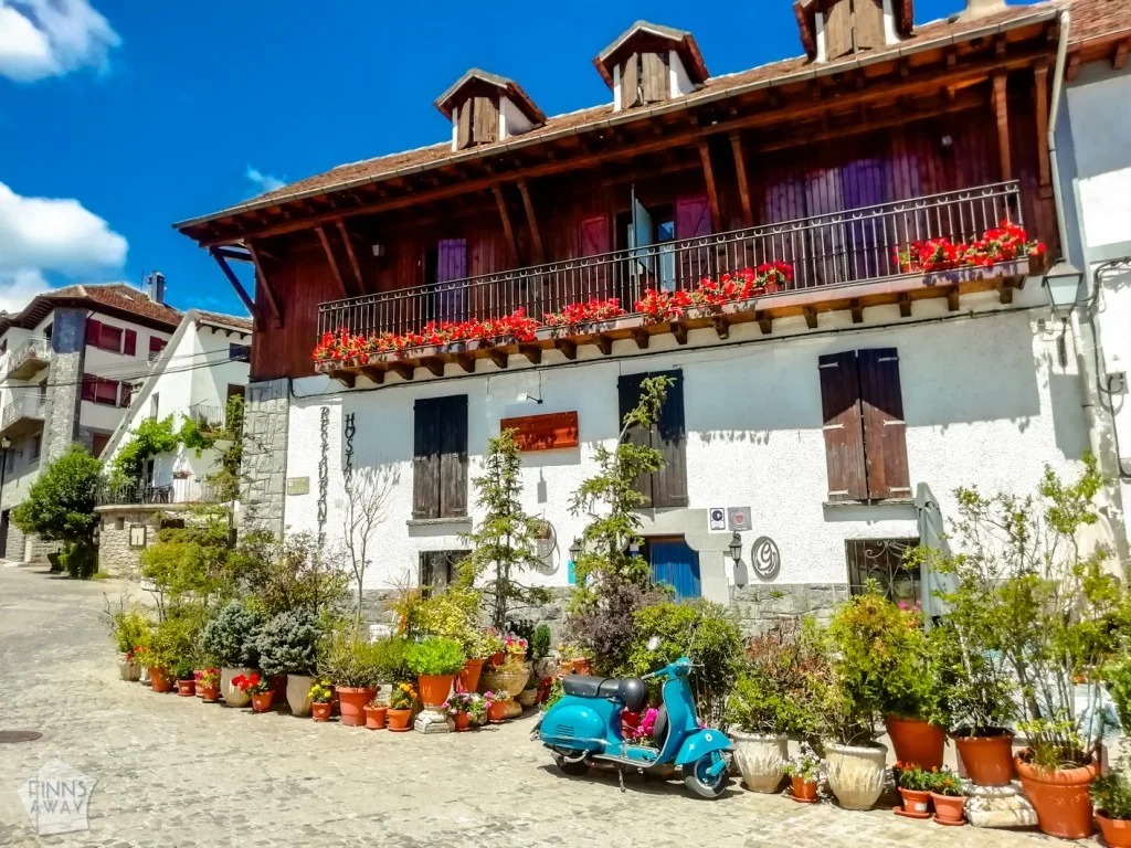 InTravel - Heinäkuu 2019 osa 1: Andorra, vaelluksia Pyreneillä, Pamplona ja Baskimaa Echon kylä, Pyreneet, Aragon, Espanja | InTravel Blogi
