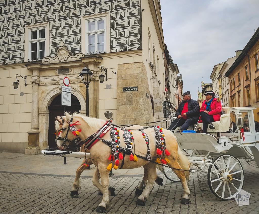 Hevoskärryt Krakovan vanhakaupungissa | InTravel blogi