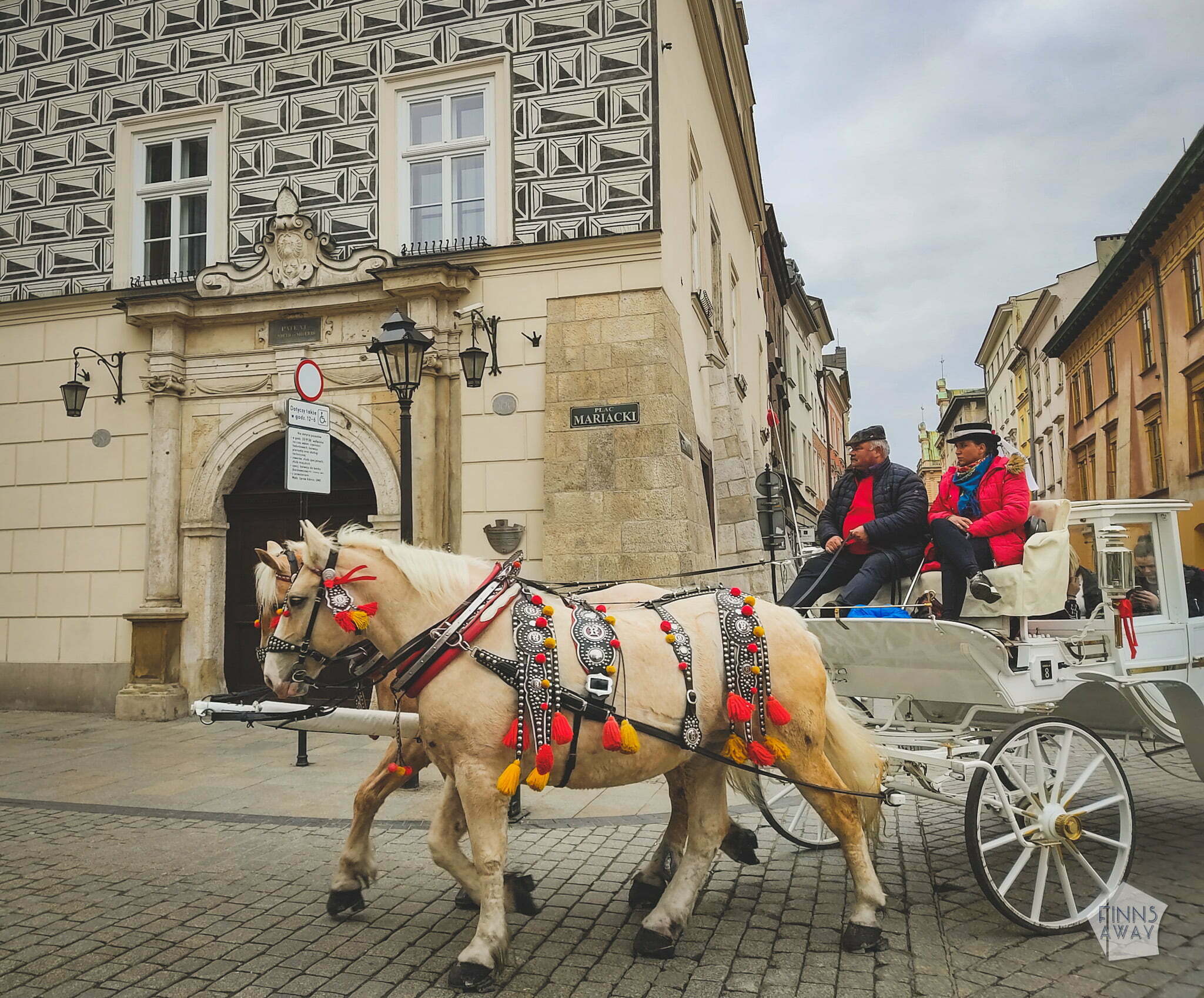 InTravel - Uusi reissukausi käyntiin matkalla halki Baltian, Puolan ja Slovakian Hevoskärryt Krakovan vanhakaupungissa | InTravel blogi