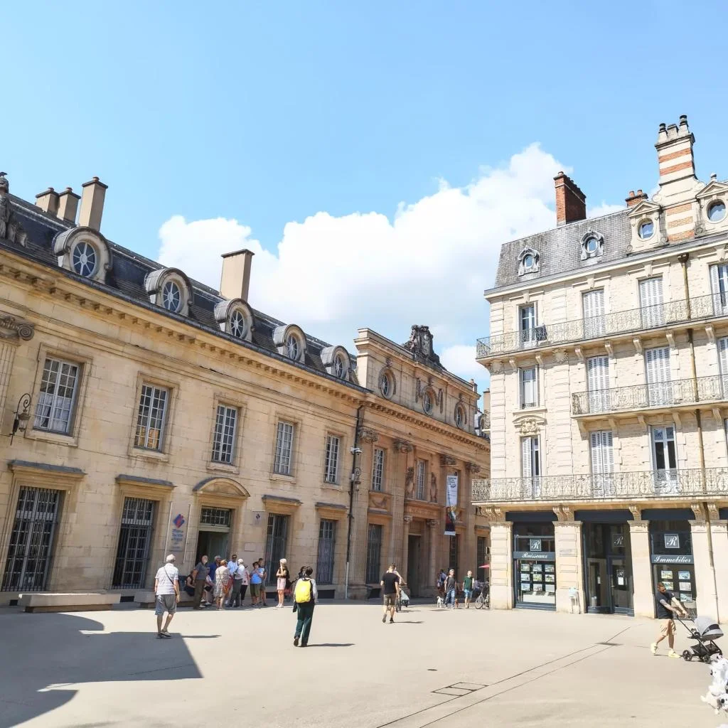 InTravel - Dijonin kautta Alsaceen ja halki Saksan kohti pohjoista On Place Notre Dame in Dijon | Road trip halki Saksan ja Ranskan | InTravel