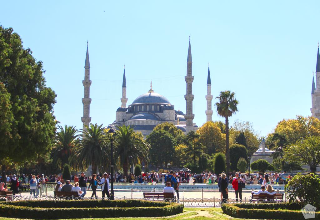 Sininen moskeija kuvattuna Sultanahmet aukiolta | Istanbul, Turkki | InTravel blogi