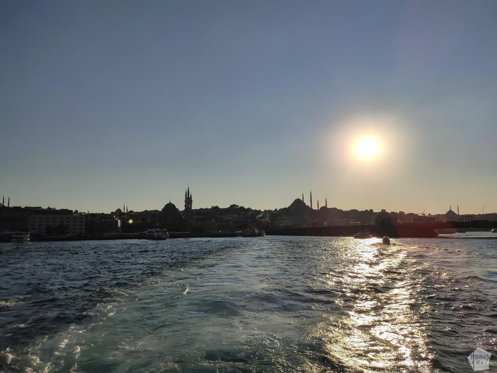 Auringonlaskussa lautalla yli Bosborinsalmen | Istanbul, Turkki | InTravel blogi