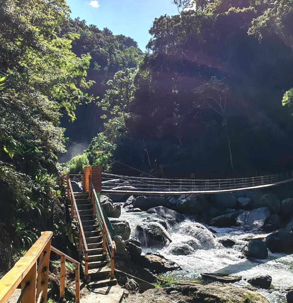 InTravel - Dominikaaninen tasavalta: Jarabacoan vesiputoukset ja Sosua Riippusiltareitti Salto Jimenoa Dos vesiputoukselle | Dominikaaninen tasavalta: Jarabacoan vesiputoukset ja Sosua | InTravel blogi
