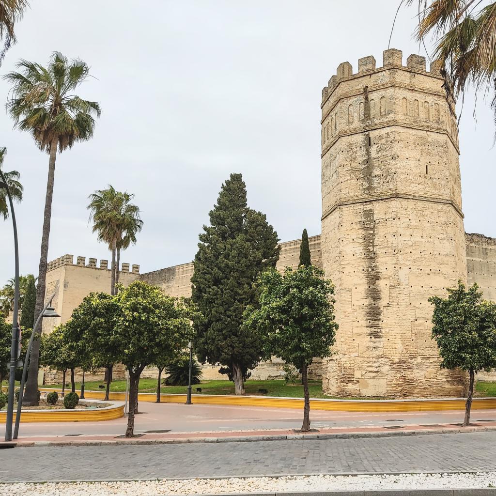 InTravel - Andalusian aarteita: Road trip valkoisissa kaupungeissa ja surffikylissä Jerez de la Fronteran linnoitus | Andalusia, Espanja | InTravel