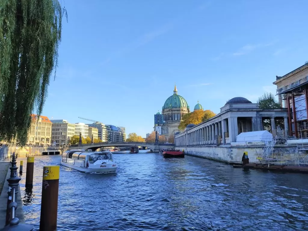 InTravel - Nähtävyyksiä, taidetta ja pienpanimoita Berliinissä Museum Island ja Spree joki | Postikortteja Berliinistä | InTravel blogi