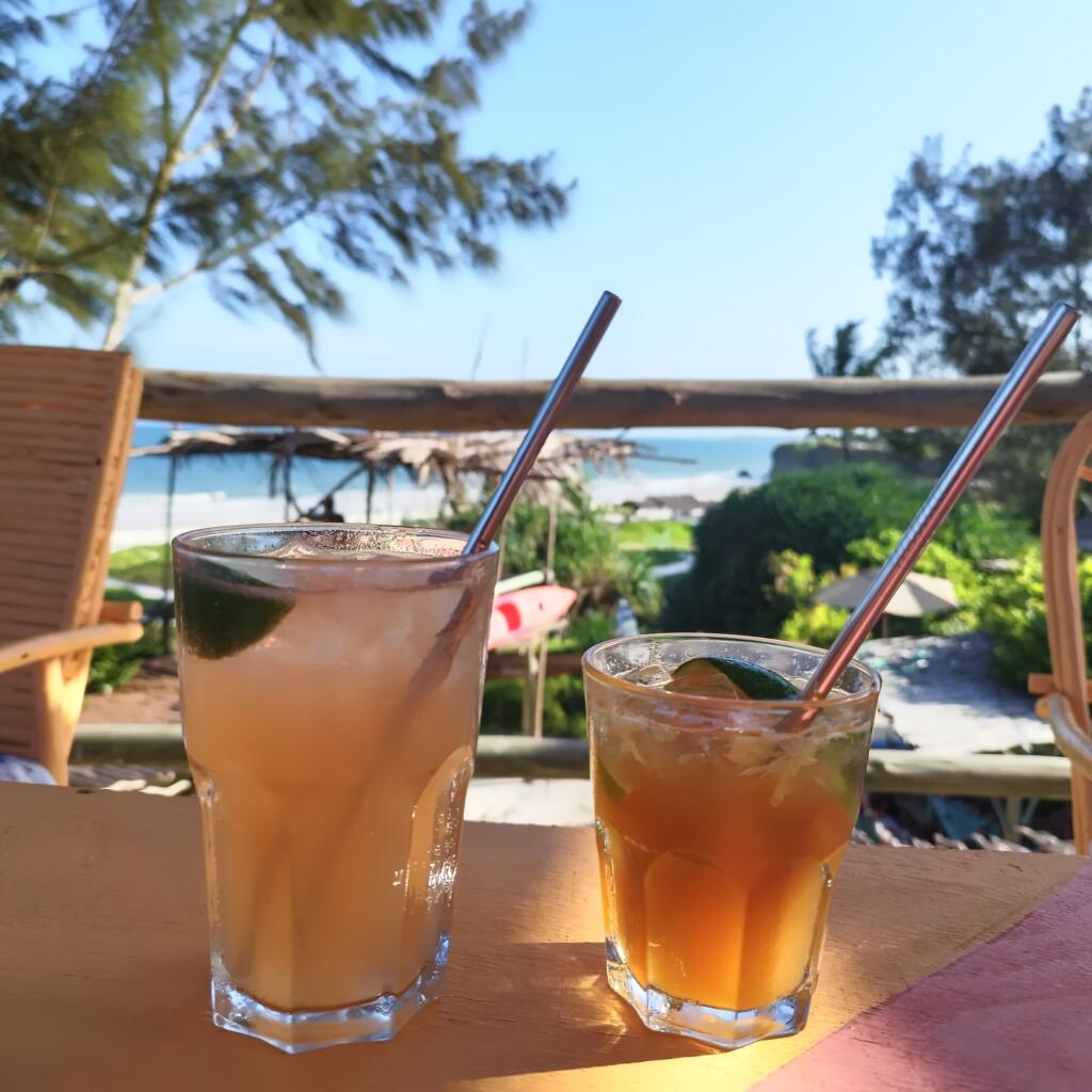 InTravel - Kilifi Kenian rannikolla ja Afrikka-yhteenveto Drinkit Salty's rantabaarissa | Kilifi on rento biitsikohde Kenian rannikolla | InTravel