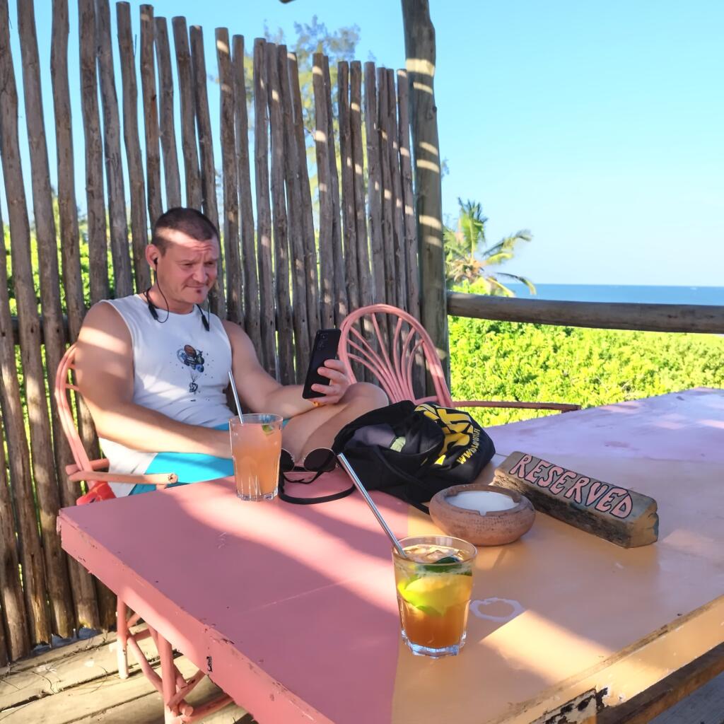 InTravel - Kilifi Kenian rannikolla ja Afrikka-yhteenveto Palaverissa rantabaarissa | Kilifi on rento biitsikohde Kenian rannikolla | InTravel