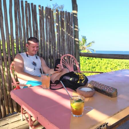 InTravel - Etäyrittäjäksi tai etätyö ulkomailla – verotus ja sosiaaliturva 1/2 Etäyrittäjä etätyön parissa rantabaarissa | Kilifi on rento biitsikohde Kenian rannikolla | InTravel