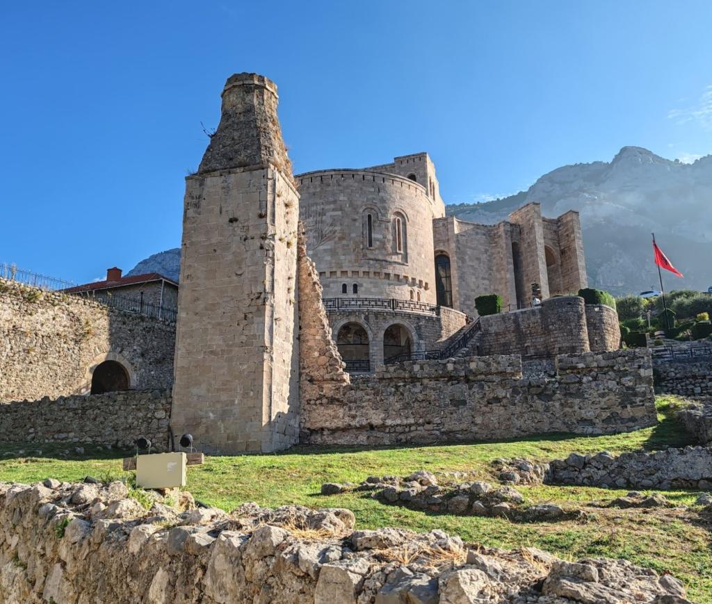 InTravel - Albania: Kruja, Tirana ja rannikkomaisemia Krujan linnoitus | Albania: Kruja, Tirana ja rannikkoa | InTravel