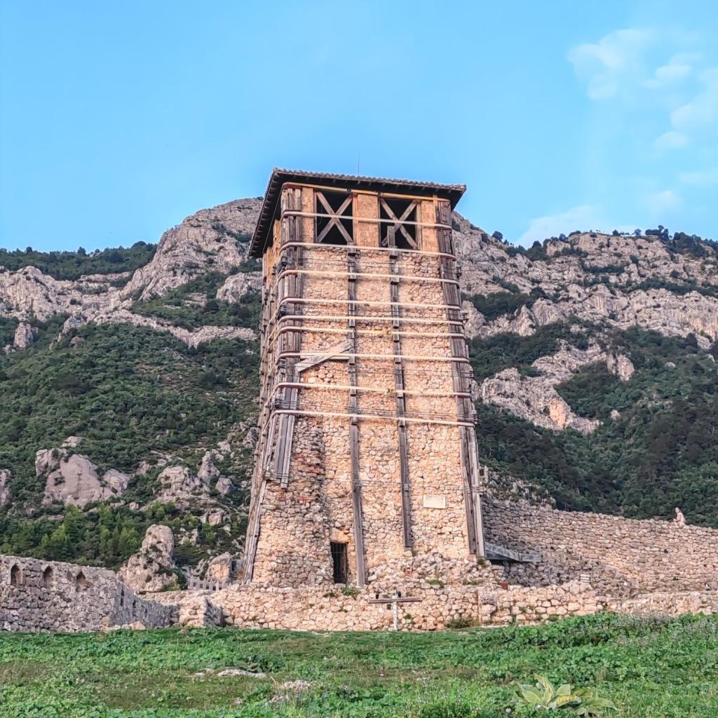 Krujan linnoituksen vanha vartiotornio | Albania: Kruja, Tirana ja rannikkoa | InTravel