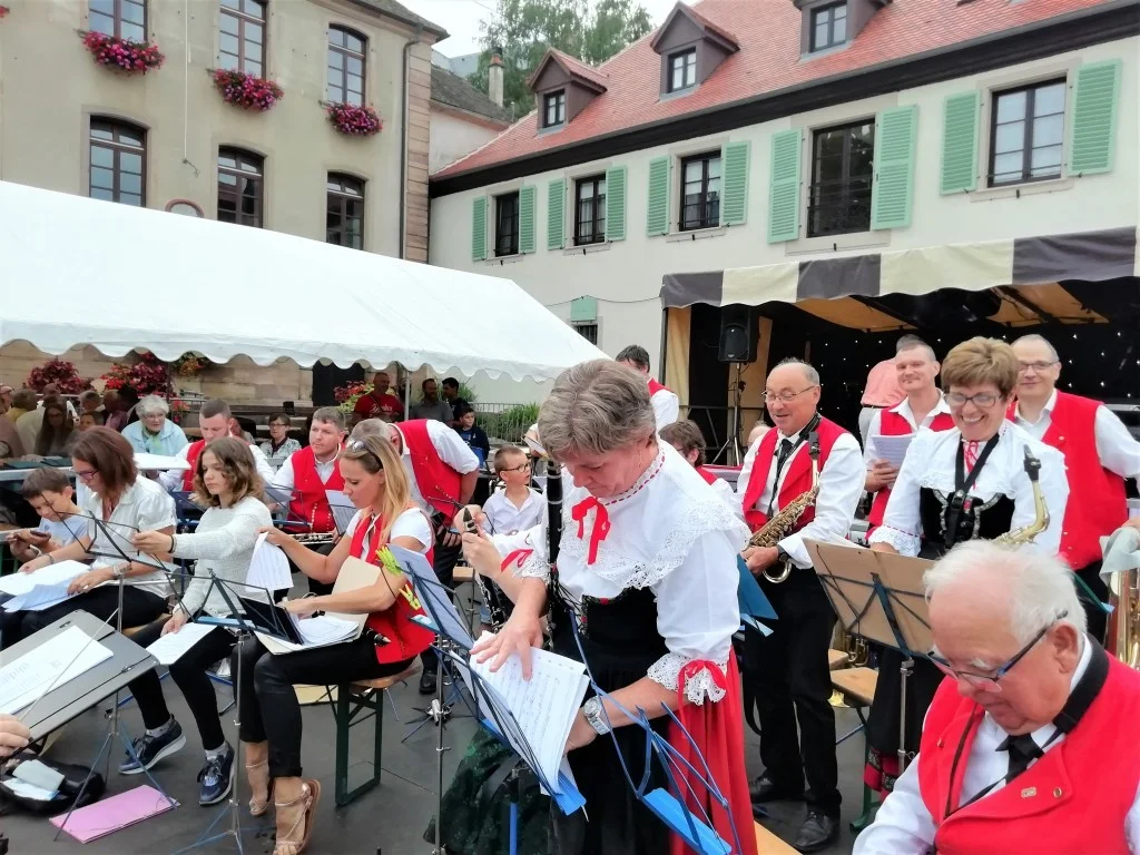 Orkesteri kyläjuhlilla Alsacessa | InTravel blogi