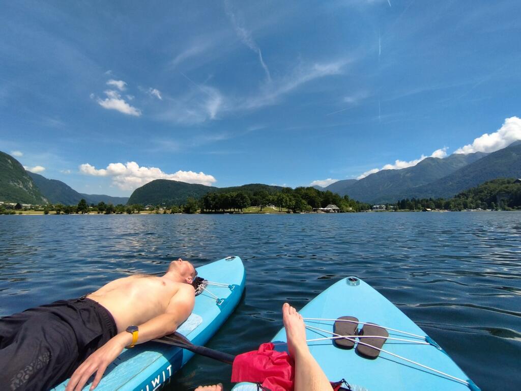 Sup-lautailemassa Bohinj-järvellä Sloveniassa | InTravel