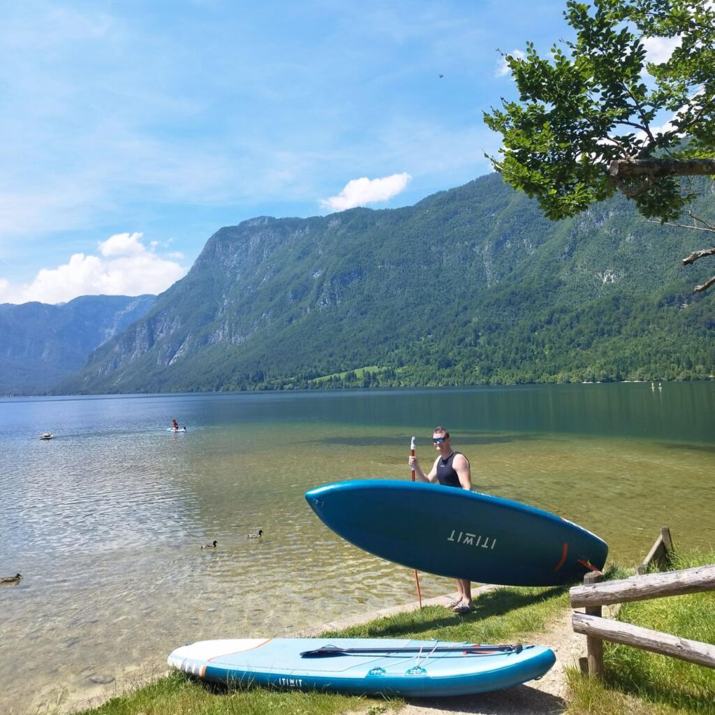 Sup-lautailemassa Bohinj-järvellä Sloveniassa | InTravel