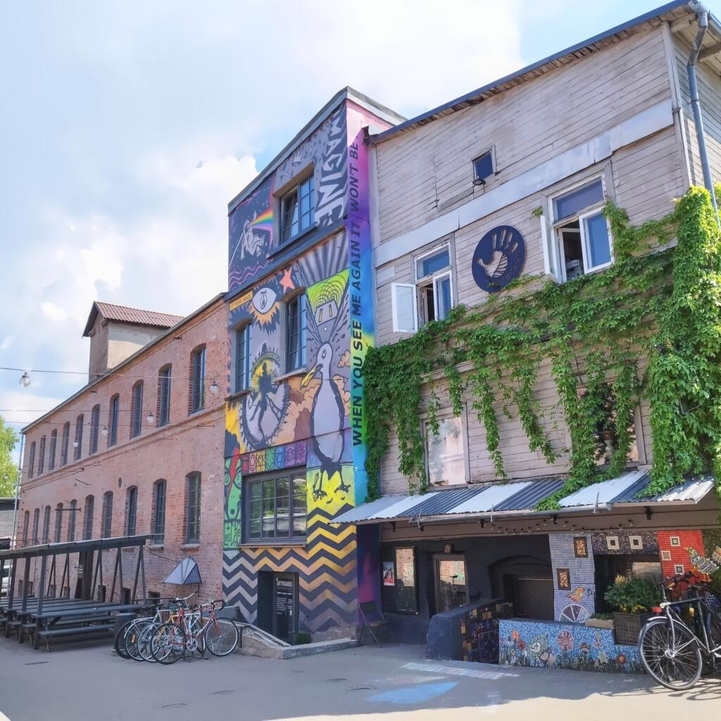 Liepajan arkkitehtuuria ja seinämaalauksia | Euroopan road trip: Halki Baltian rannikon kautta | InTravel blogi