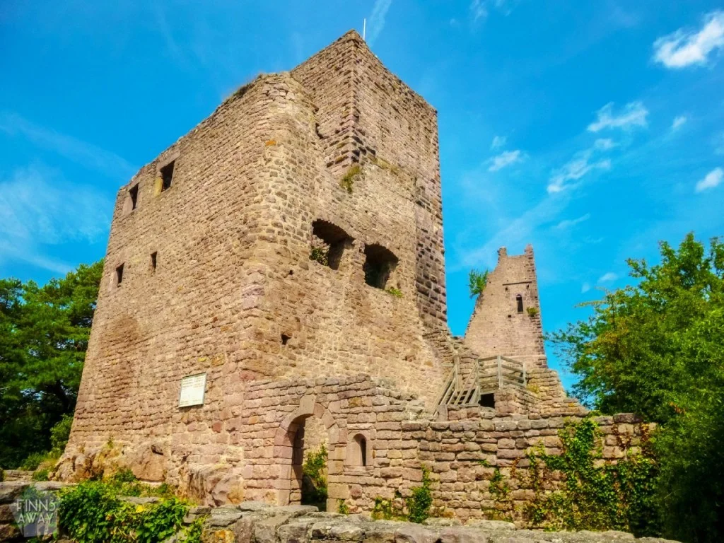 InTravel - Koronapäiväkirjat: Varsova ja paluu Ranskan Alsaceen heinäkuussa 2020 Les Trois Châteaux d'Eguisheim linnanrauniot Alsacessa | InTravel blogi