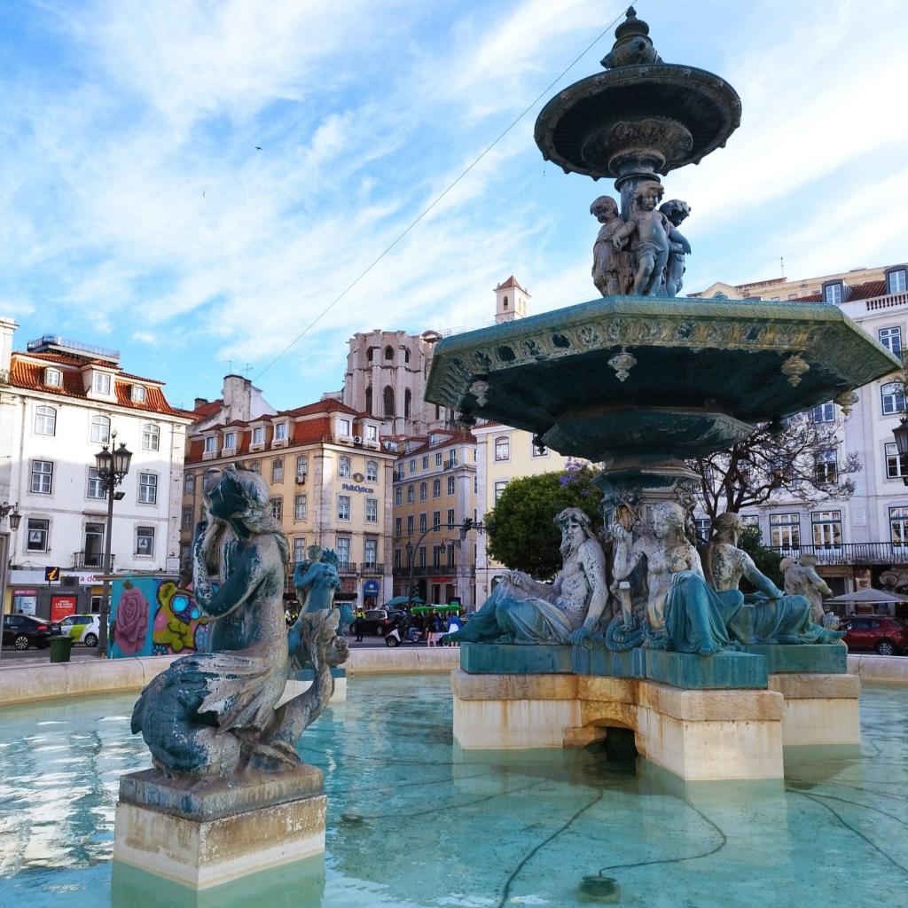 Suihkulähde aukiolla Lissabonissa | Road trip Portugalissa: Rannikkomaisemia, Tomar ja Coimbra | InTravel