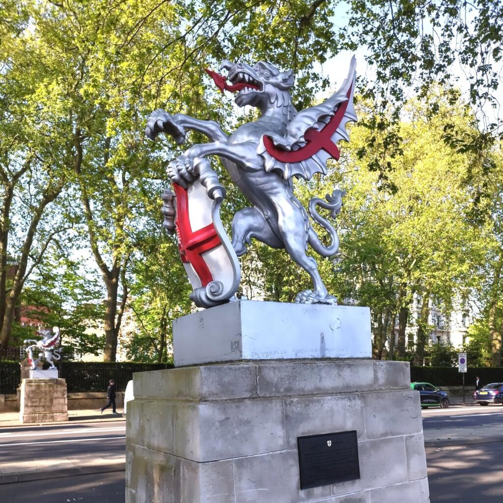 InTravel - Kevätreissu Lontooseen ja Nottinghamiin Lohikäärmepatsas, City of London | Kevätreissu Lontooseen ja Nottinghamiin | InTravel