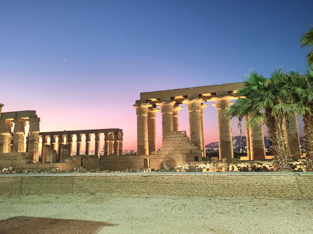 Luxorin temppelin pylväitä auringonlaskussa | Luxor, Egypti | InTravel