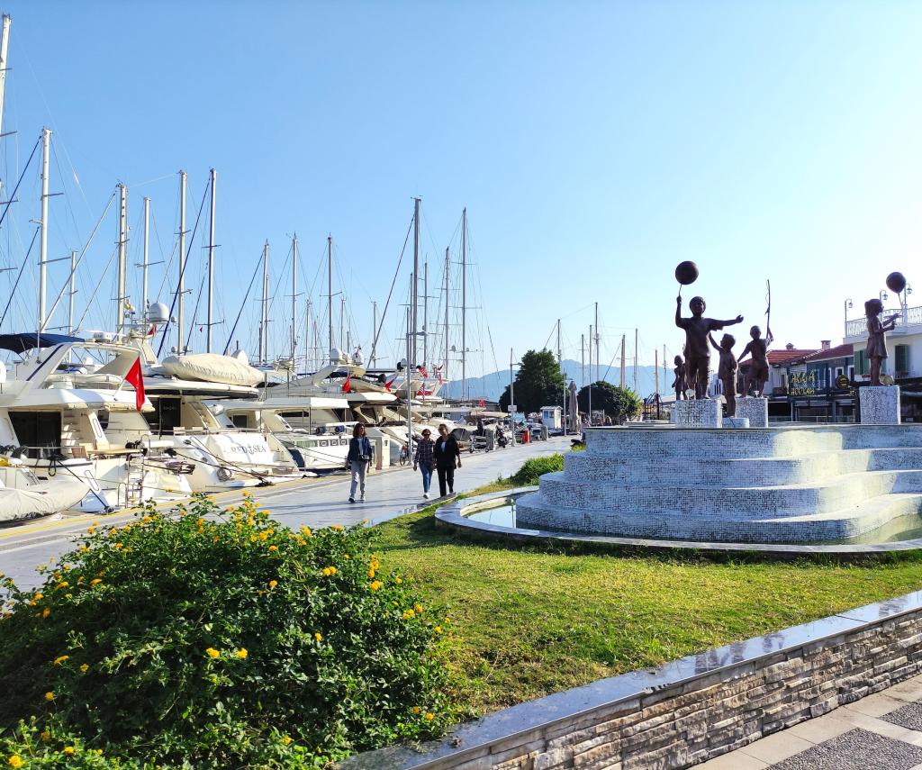 InTravel - Road trip Turkissa osa 5: Efesos, Izmir ja paluu Eurooppaan Children's Monument ja satama Marmaris | Road trip Turkissa | InTravel
