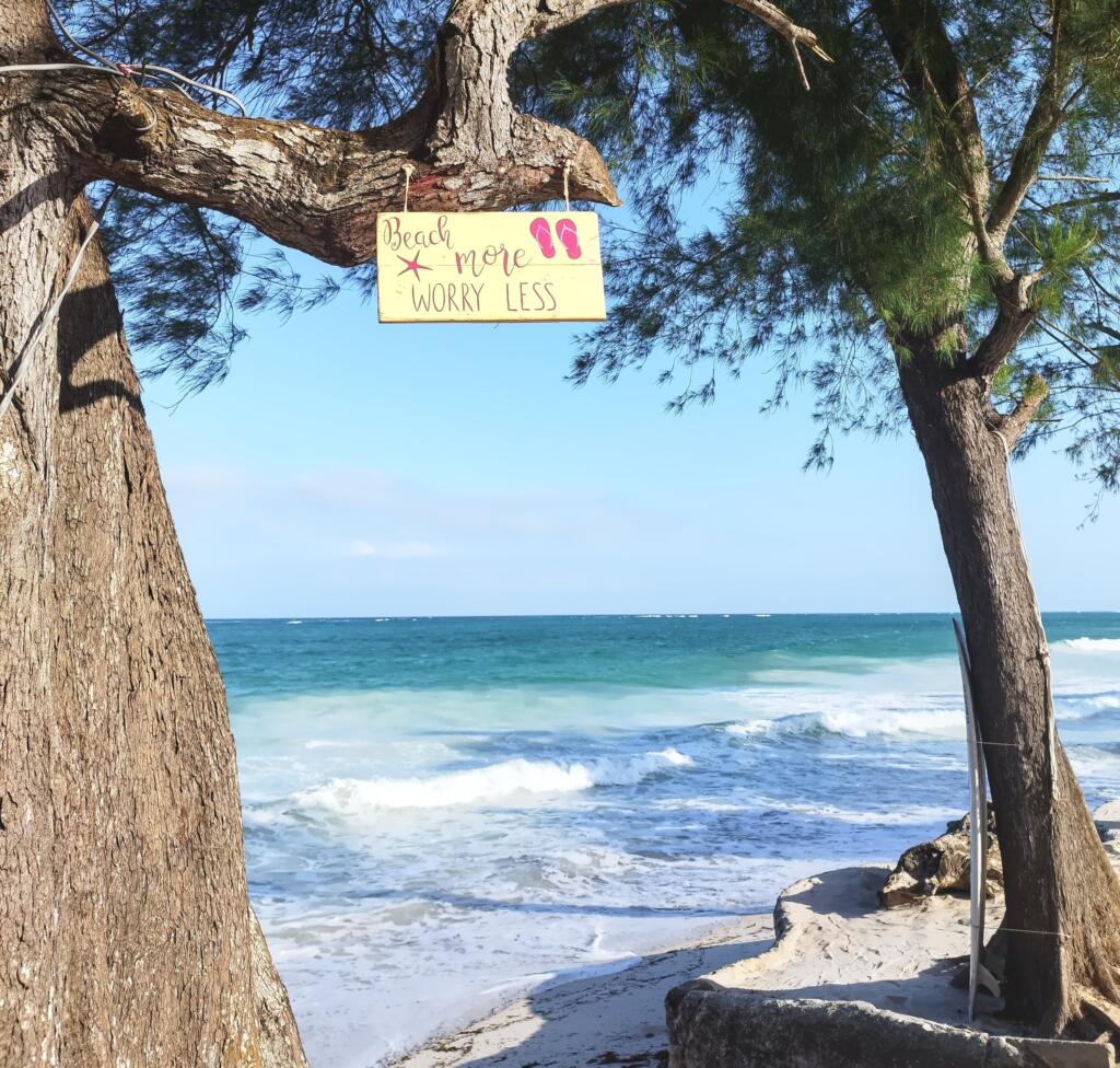 Beach More Worry Less -kyltti Diani Beachilla | Postikortteja Mombasasta ja Diani Beachilta | InTravel
