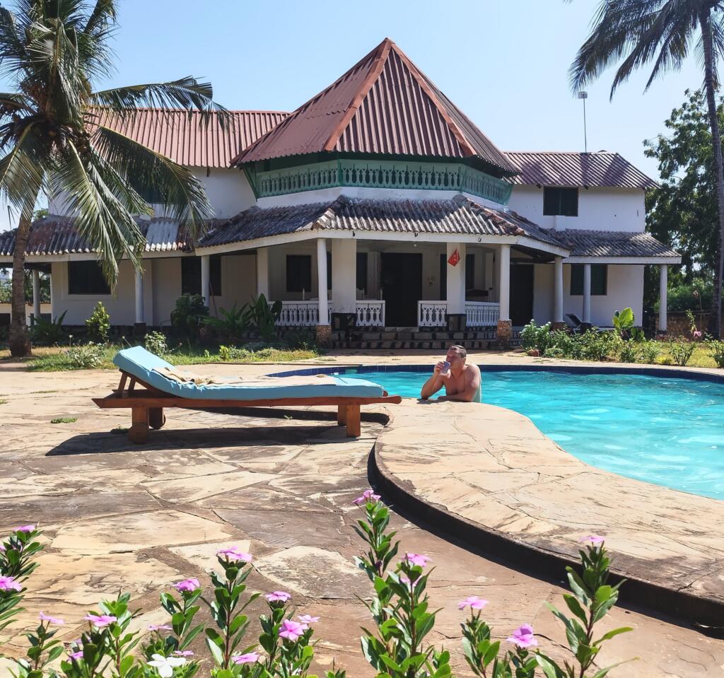 Aamukahvit uima-altaassa | Postikortteja Mombasasta ja Diani Beachilta | InTravel