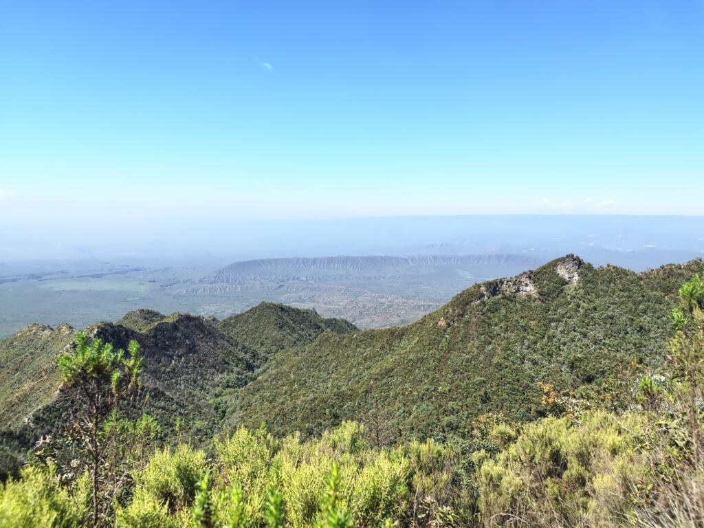 Maisema kraaterin reunalta hautavajoamaan | Mount Longonot National Park | Naivasha, Kenia | InTravel
