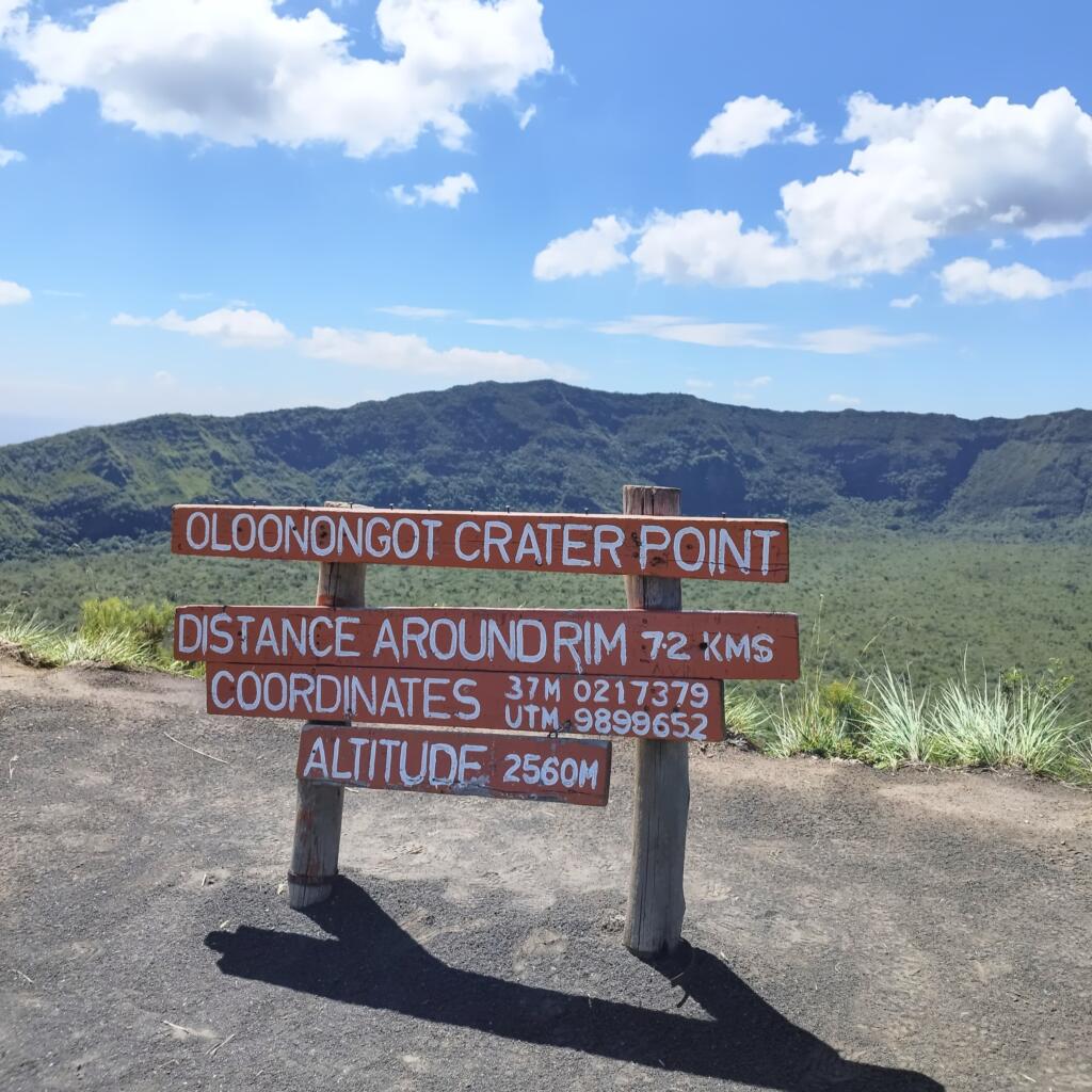 Opaskyltti kraaterin reunalla | Mount Longonot National Park | Naivasha, Kenia | InTravel