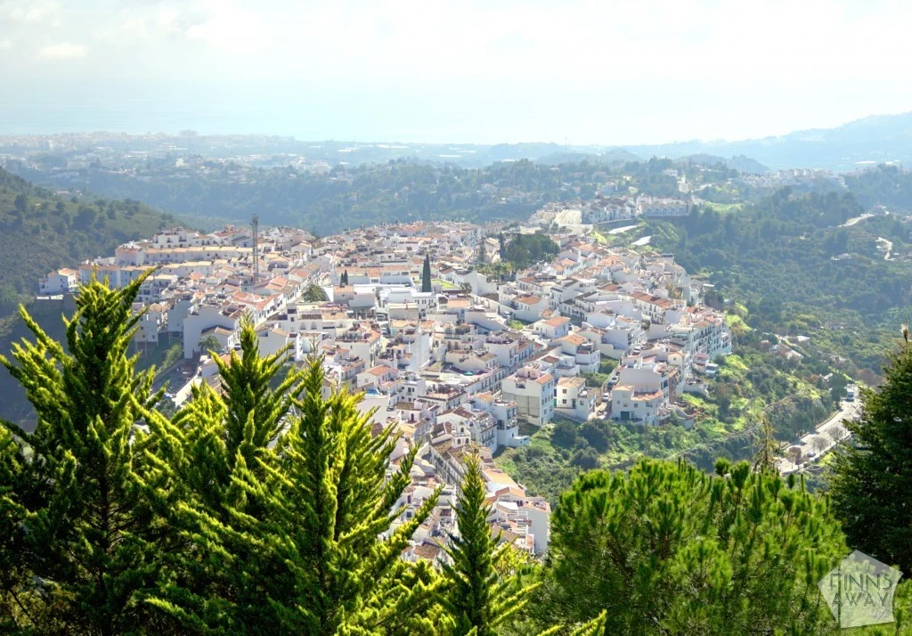 InTravel - Hurmaava Frigiliana, suosittu Nerja ja paluu Velez-Rubioon Frigilianan maisemia kylän yläpuolelta | Andalusia, Espanja