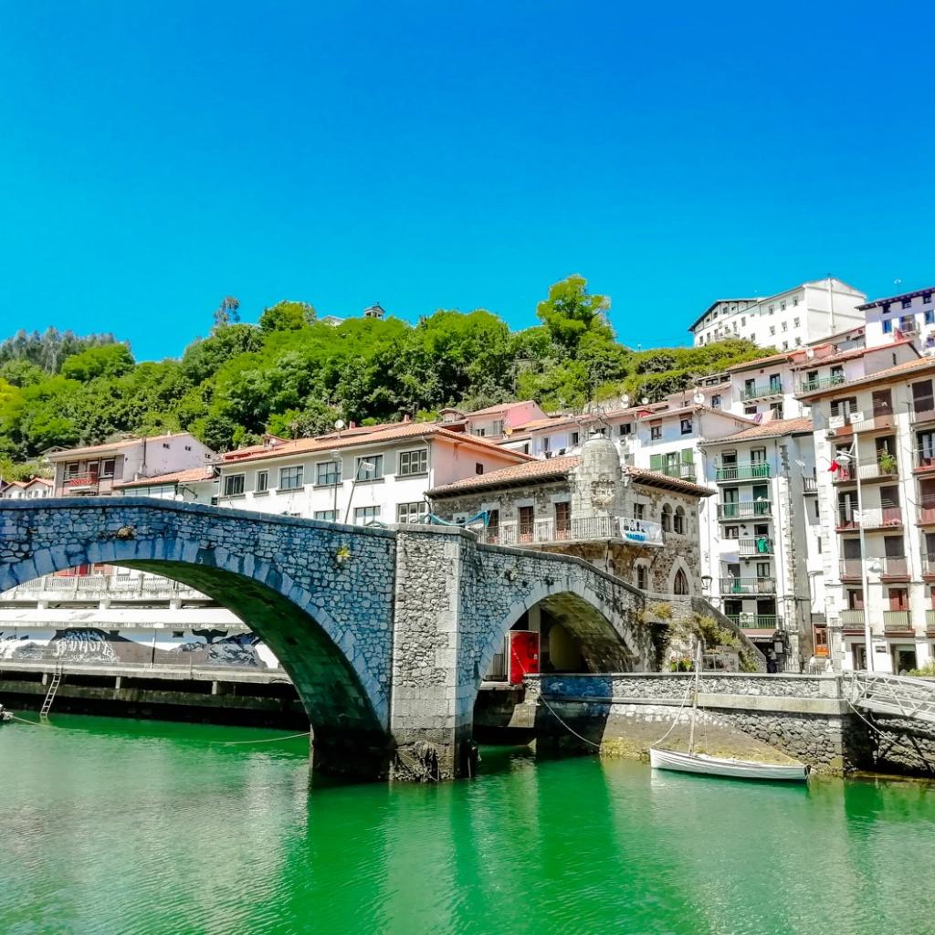 InTravel - Luoteis-Espanjan hurmaa rannikkomaisemilla, vehreydellä ja historiallisilla kaupungeilla An old bridge in Ondarroa, Basque Country, Spain