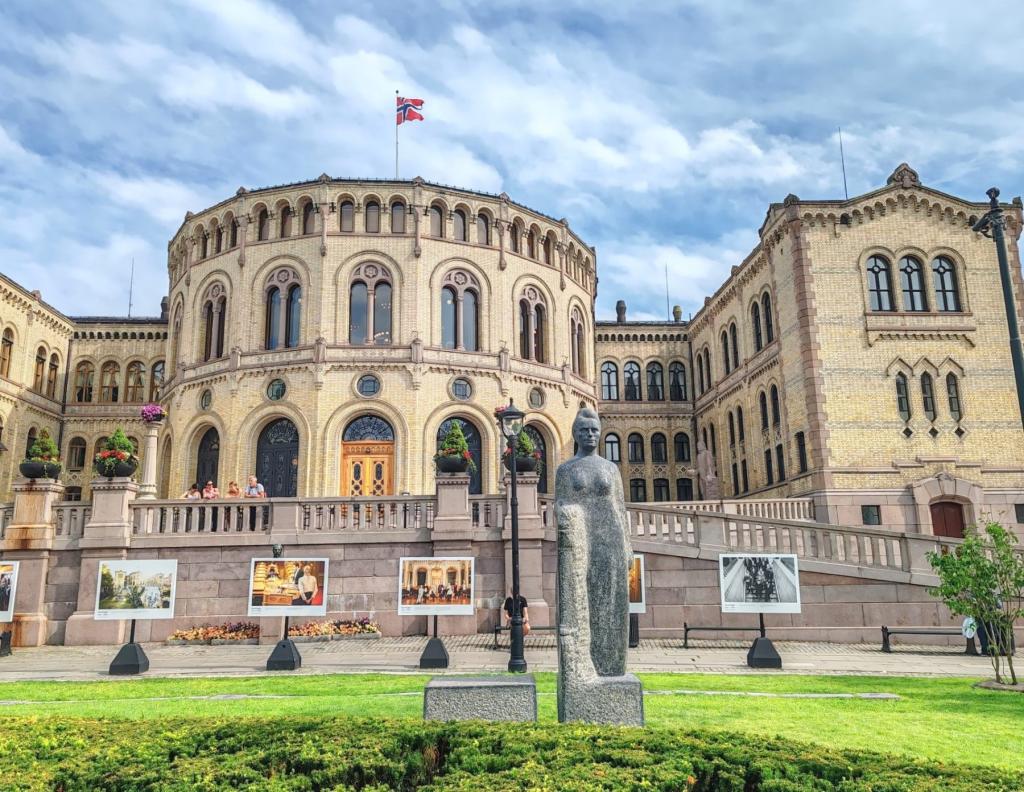 Parlamenttitalo, Oslo | Norja | Autolla Euroopassa: Ranskasta Suomeen Norjan kautta | InTravel