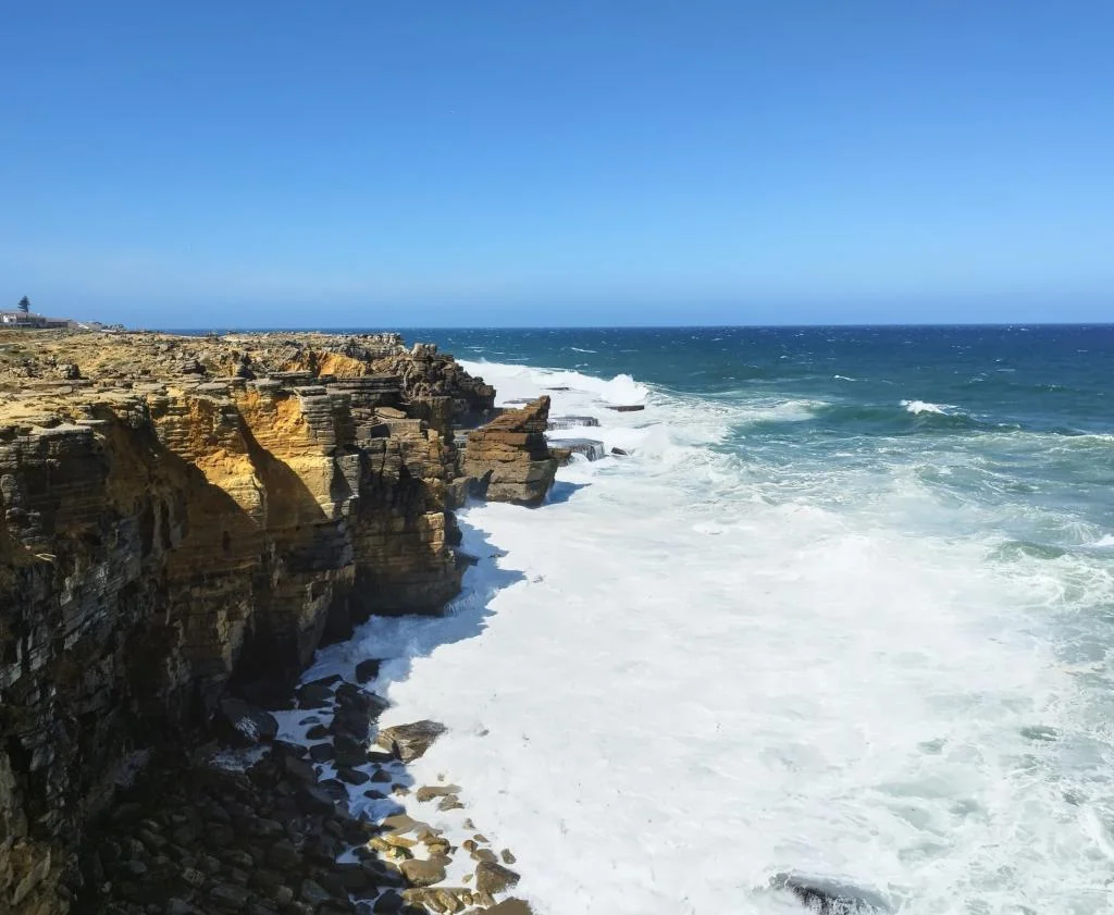 Rantakallioita Penichessa | Road trip Portugalissa: Rannikkomaisemia, Tomar ja Coimbra | InTravel