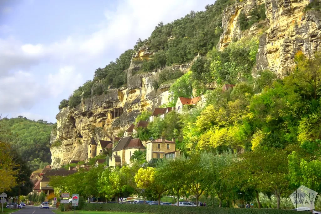 InTravel - Koronapäiväkirjat: Lähimatkailua ja lockdown-elämää Ranskassa La Roque-Gageacin kylä Dordogne-joen varrella Ranskassa | InTravel blogi