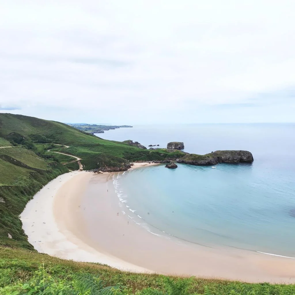 InTravel - Luoteis-Espanjan hurmaa rannikkomaisemilla, vehreydellä ja historiallisilla kaupungeilla Playa de Torimbia, Asturias, Spain