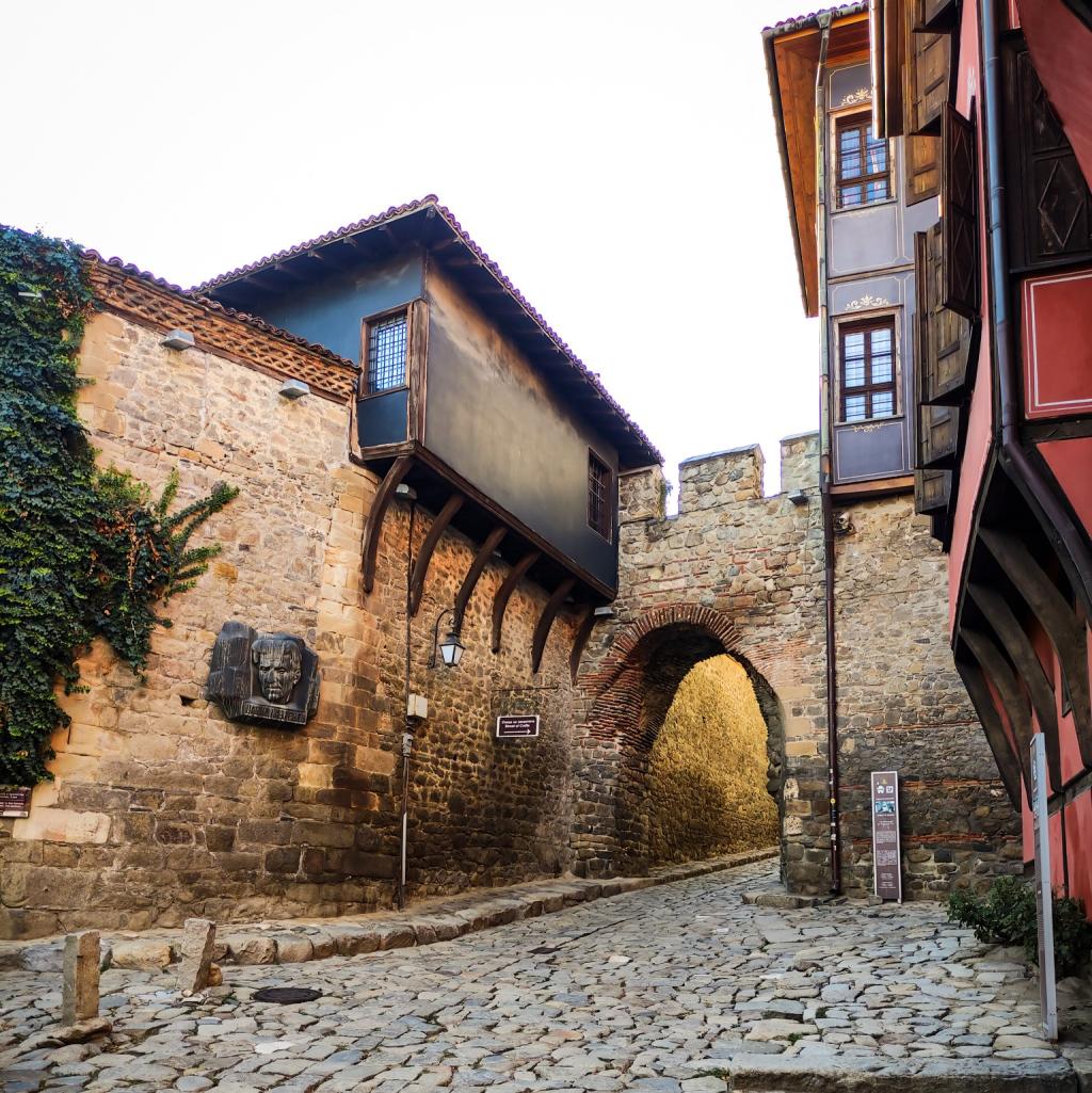 InTravel - Bulgarian helmiä; vuoristokylä Bansko ja historiallinen Plovdiv Hisar Kapia gate in Plovdiv Old Town | Plovdiv, Bulgaria | InTravel blogi