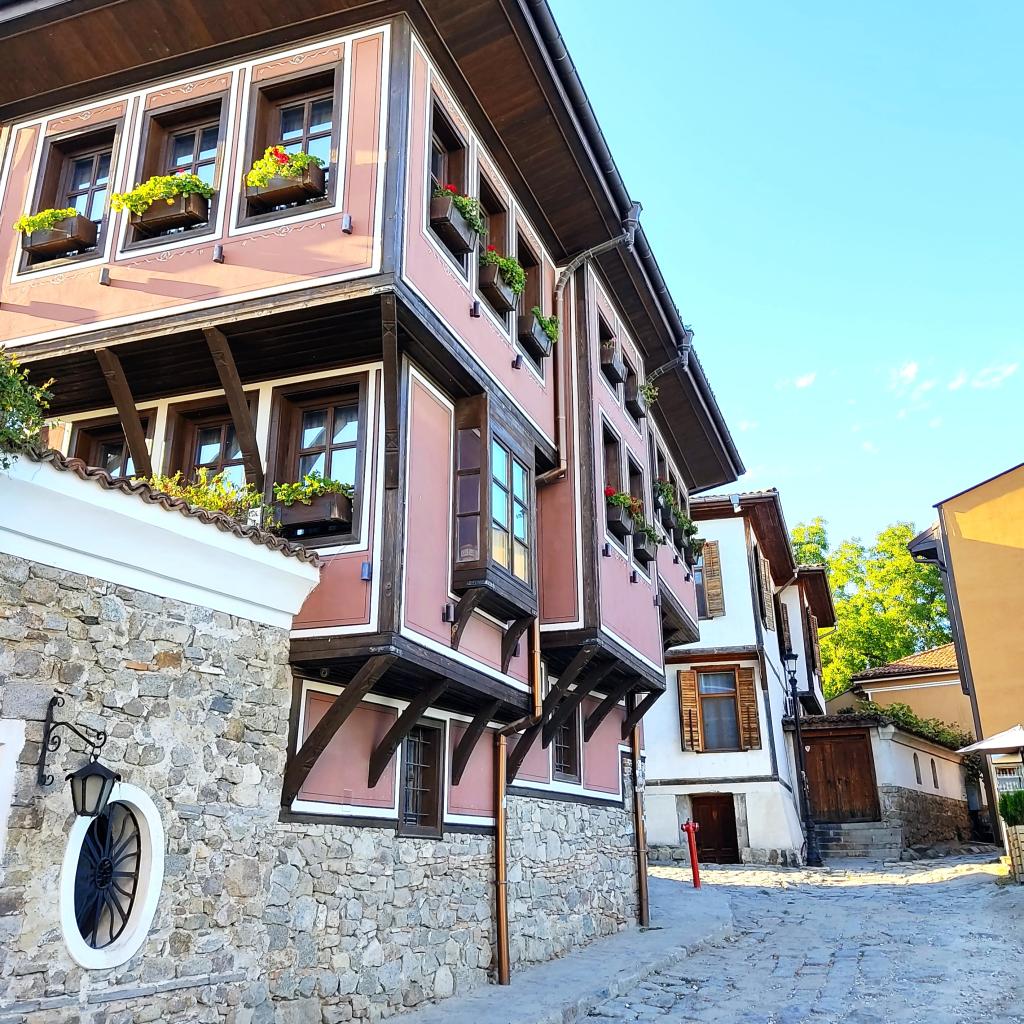 InTravel - Bulgarian helmiä; vuoristokylä Bansko ja historiallinen Plovdiv Historical houses in Plovdiv Old Town | Plovdiv, Bulgaria | InTravel blogi