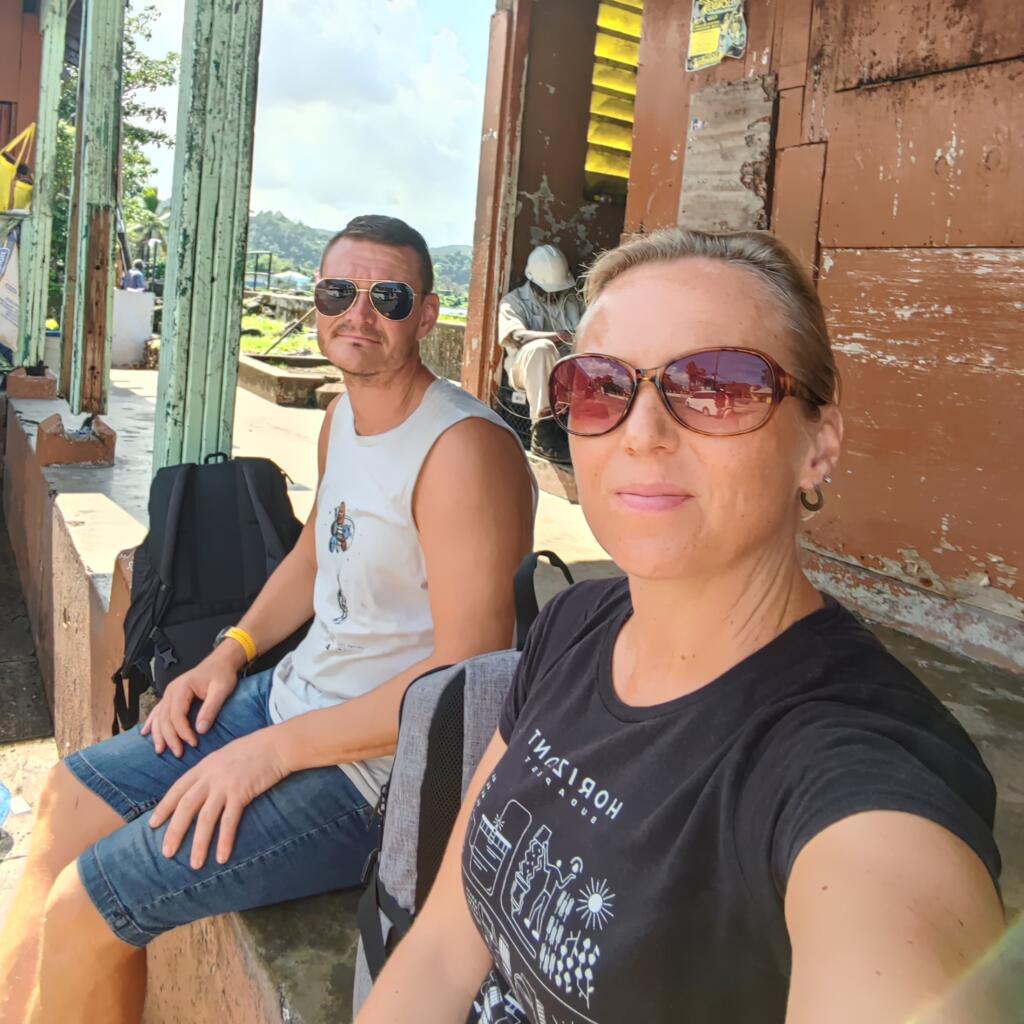 Bussin odottelua Port Antoniossa | Reppureissu Jamaikalla | InTravel blogi