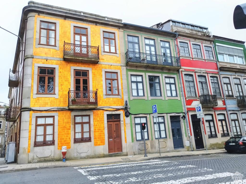 Värikkäitä taloja Portossa | Road trip Portugalissa osa 2: Pohjois-Portugali | InTravel