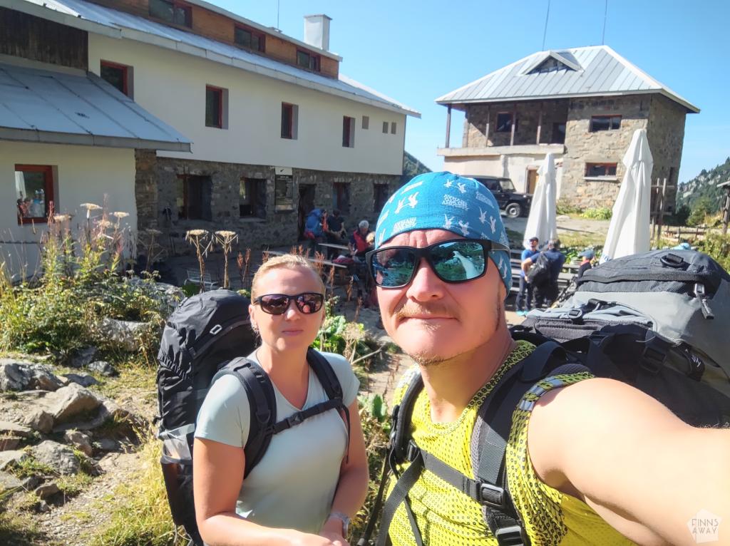 Patikoijat Maliovitsa hutilla | Vaellus Bulgarian Rila-vuorilla ja Rilan luostari | InTravel blogi