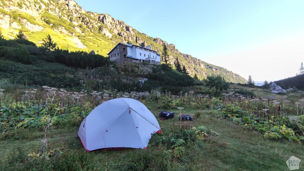 Telttamajoitus Maliovitsa hutin vierellä | Vaellus Bulgarian Rila-vuorilla ja Rilan luostari | InTravel blogi