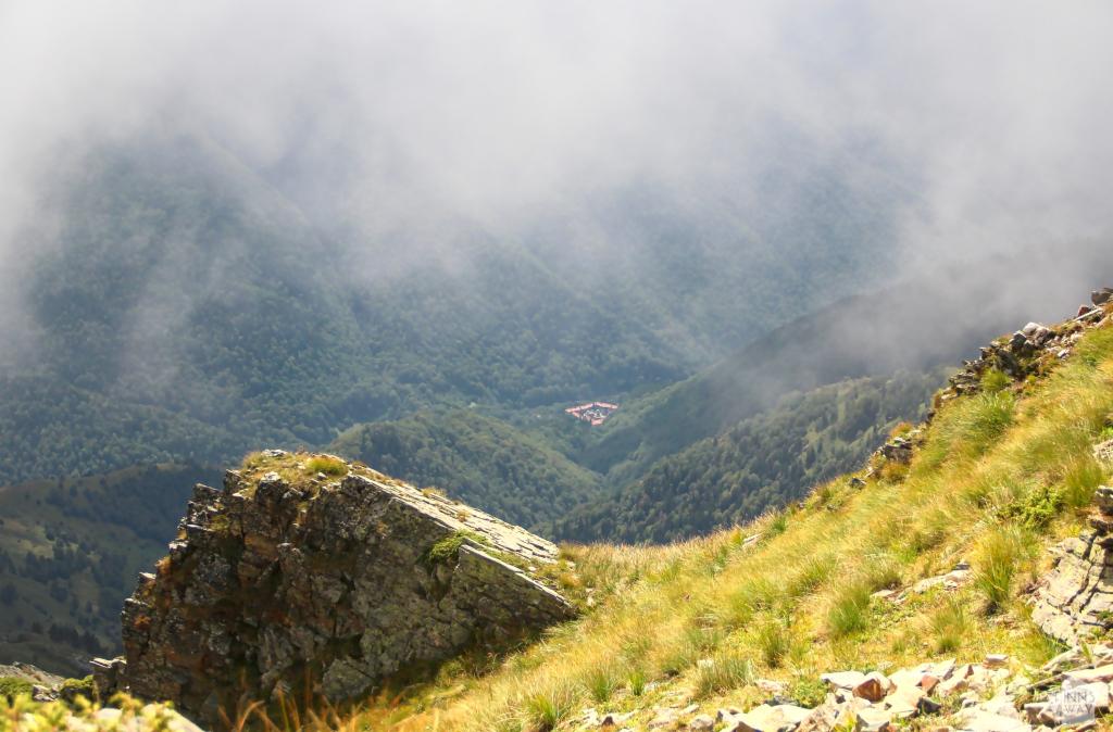 Maisema vuorilta alas Rilan luostariin | Vaellus Bulgarian Rila-vuorilla ja Rilan luostari | InTravel blogi
