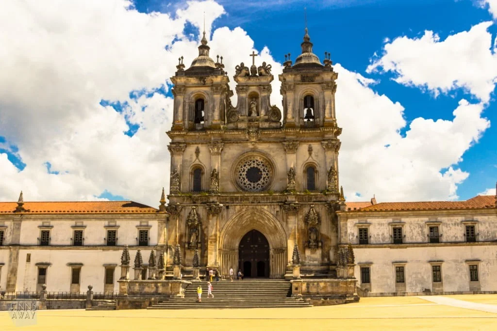 Alcobacan luostarin komea julkisivu, Portugal | InTravel blogi