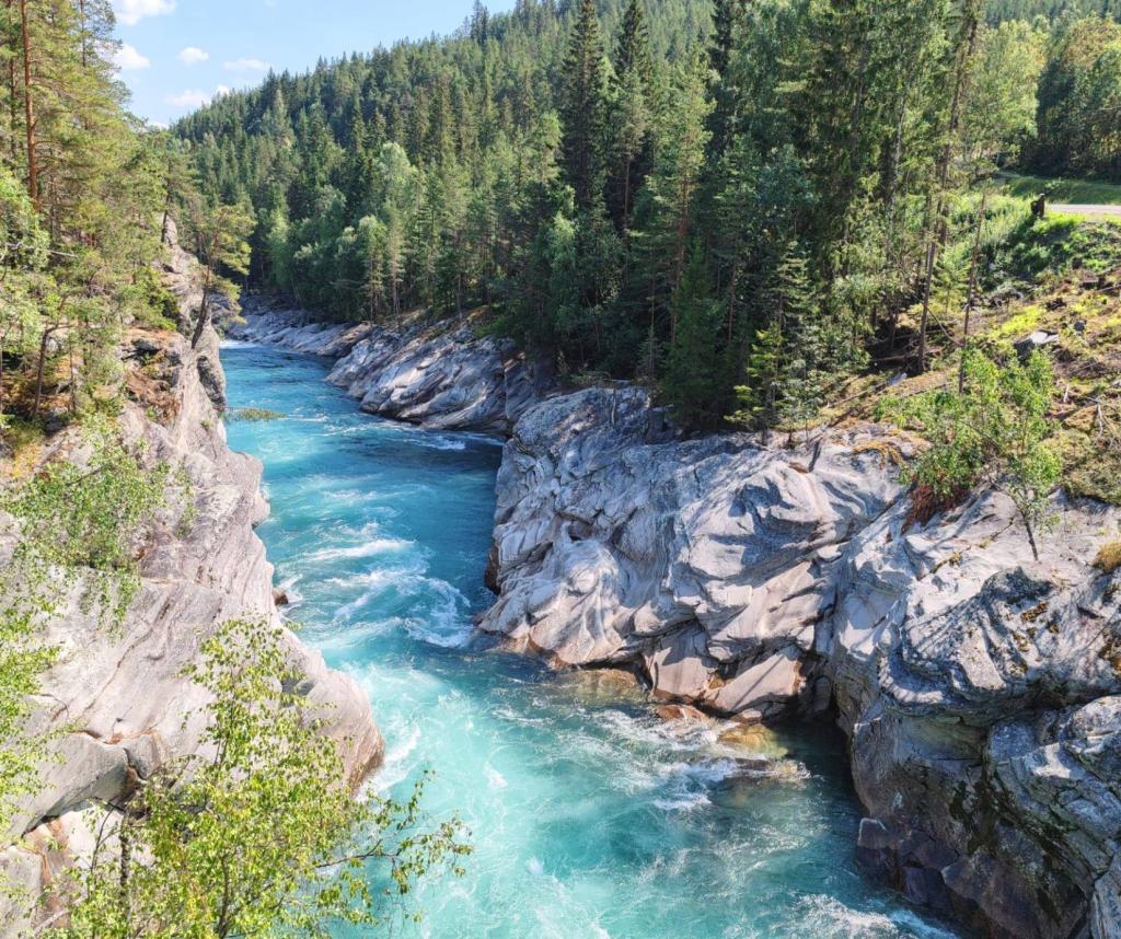 Turkoosi joki | Norja | Autolla Euroopassa: Ranskasta Suomeen Norjan kautta | InTravel