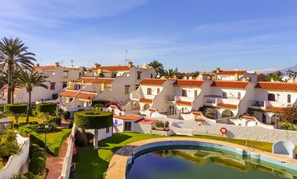 InTravel - Koronapäiväkirjat: Uusia rajoituksia ja Andalusian rannikkoa Holiday village, Roquetas de Mar, Andalusia, Spain