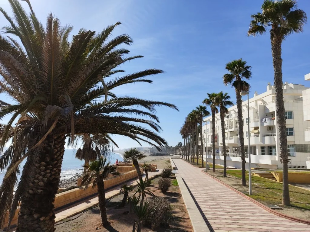 InTravel - Koronapäiväkirjat: Uusia rajoituksia ja Andalusian rannikkoa Roquetas de Mar promenade, Andalusia, Spain