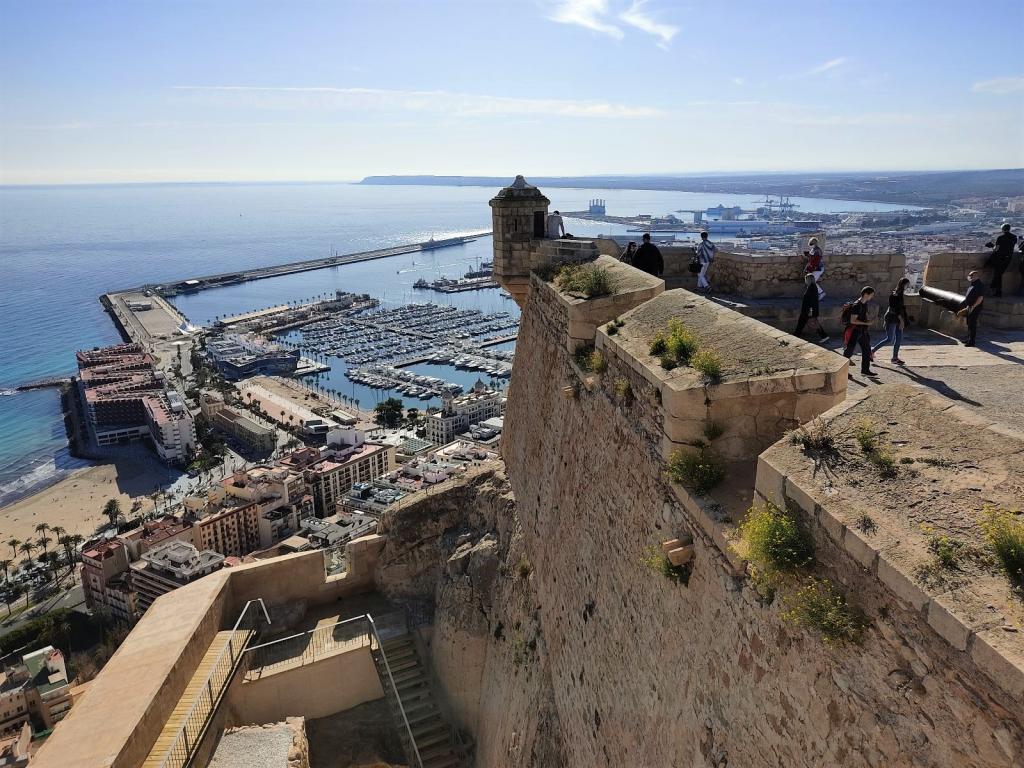 InTravel - Alicantea, appelsiinilehtoja ja koiranvahtihommia Santa Barbara Alicante | Reissupäiväkirjaa Alicantesta ja Valenciasta | InTravel blogi
